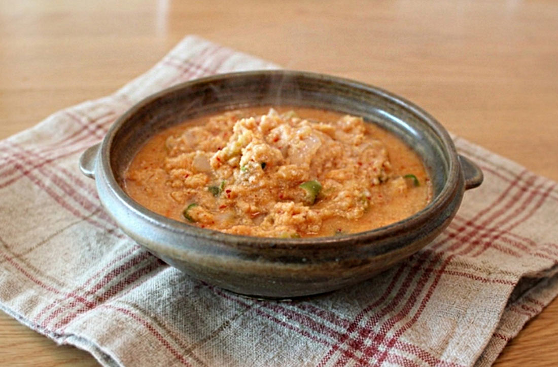 [우리집 레시피] 고기 없이 깔끔하고 담백한 김치 비지찌개 끓이는 법