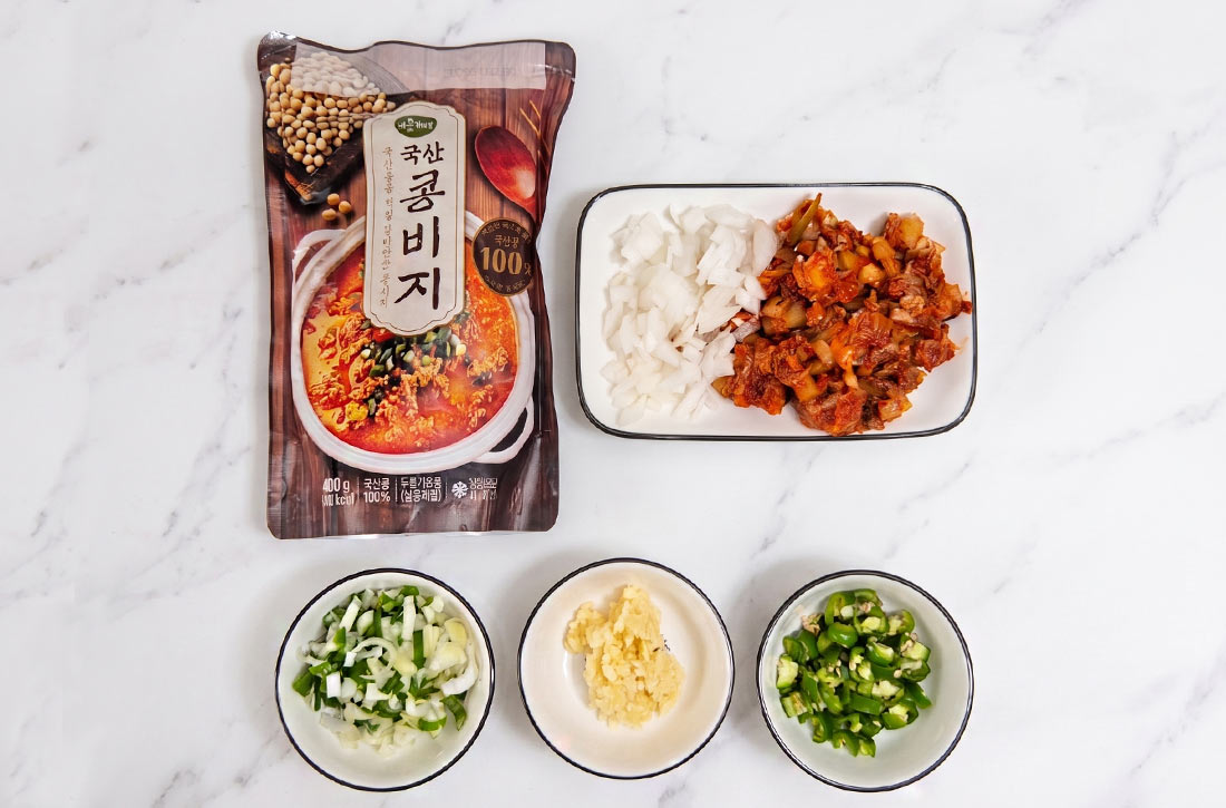 김치 비지찌개 재료를 준비한 모습