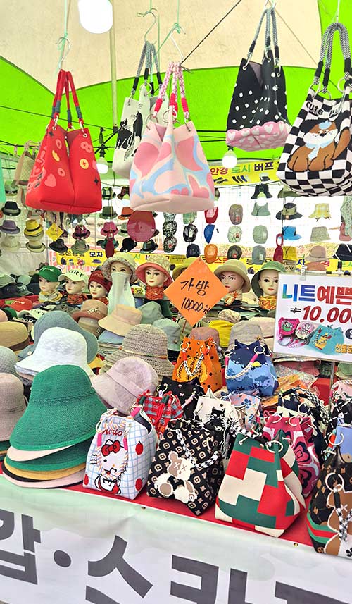 모자를 판매하는 노점상