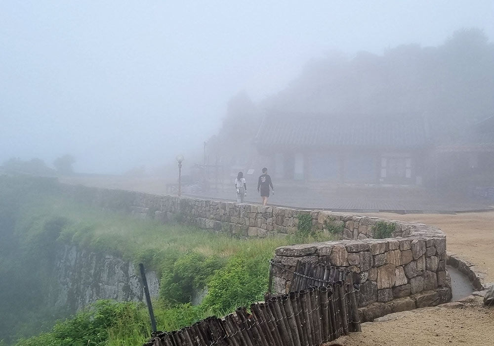 짙은 안개에 휩싸인 대견사