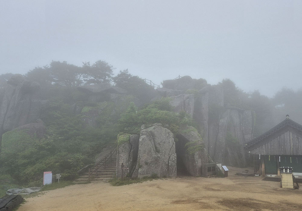 대견사 뒷편 바위