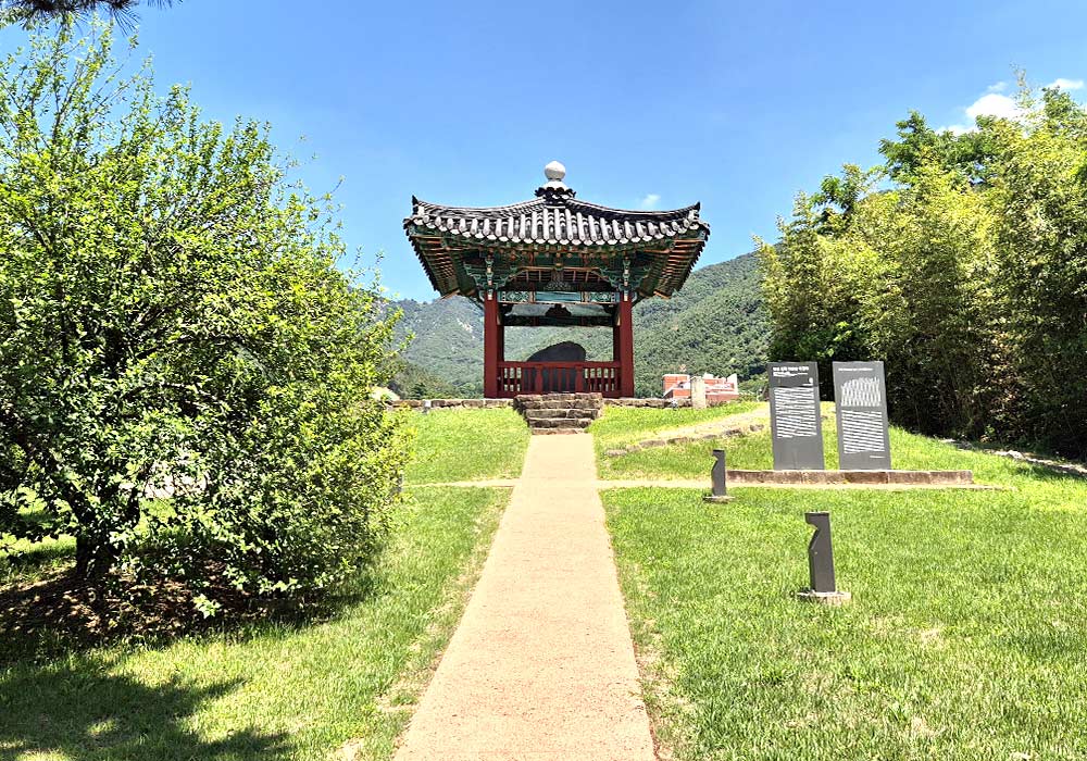 멀리서 바라본 진흥왕 척경비