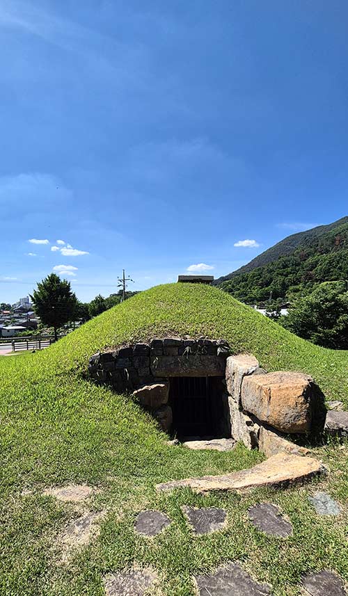 서늘한 바람이 나오는 영산 석빙고 입구