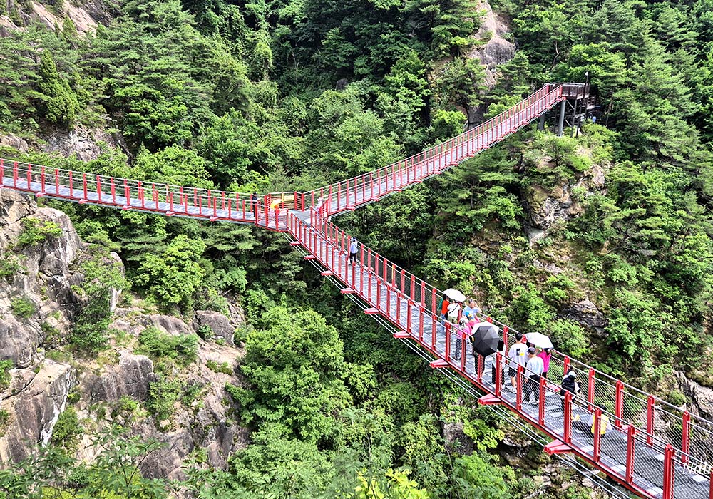 거창 우두산의 기암괴석과 붉은색 Y자 출렁다리의 장엄한 풍경