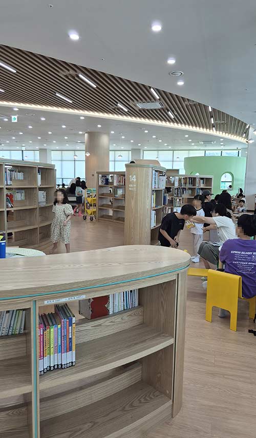넓고 쾌적한 어린이자료실의 아기자기한 풍경