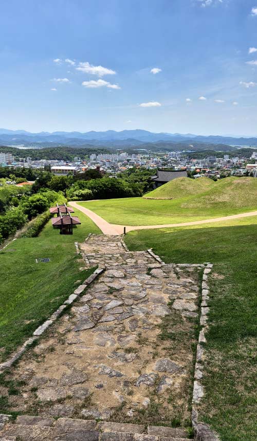 송현동 고분군 위에서 내려다 본 모습
