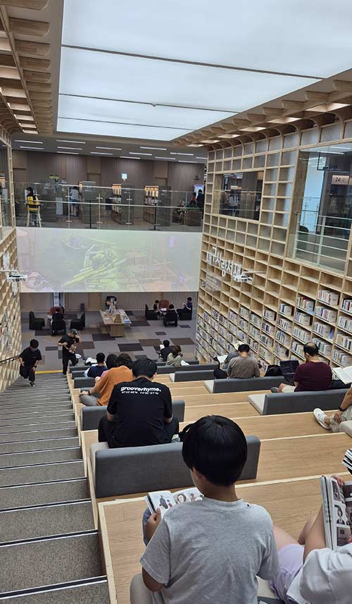 자유롭게 앉아서 책을 읽을 수 있는 계단실 열람실